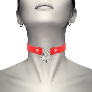 Coquette Chic Desire – Collier en cuir vegan rouge avec accessoire coeur avec cl?