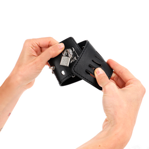 Kink – Appareils-poignets punk avec pointes 25 x 6 cm