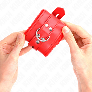 Kink – Appui-poignets doublés de fourrure avec trous carrés rouge et ceinture rouge réglable 17-29 cm x 6 cm