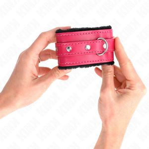 Kink – Appui-poignets doublés de fourrure premium noir avec ceinture rose framboise ajustable 17-29 cm x 6 cm