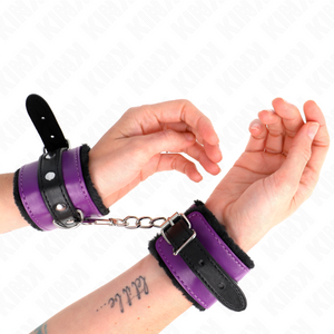 Kink – Appui-poignets doublés de fourrure premium noir avec ceinture violet / noire réglable 17-29 cm x 6 cm